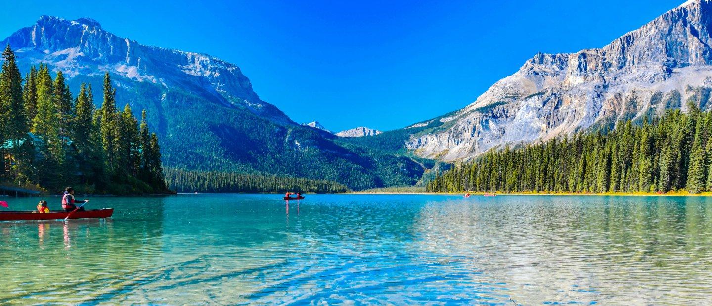 Kayakers on a lake in the mountains in 加拿大.